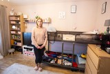 Wrocław. Dostali mieszkanie socjalne, ale wciąż żyją w ośrodku dla bezdomnych. Od 2019 ZZK przesuwa termin ich przeprowadzki
