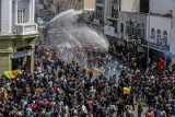 Demonstracje na Sri Lance. Protestujący podpalili dom premiera. Czy prezydent zrezygnuje i przekaże władzę? [ZDJĘCIA] [WIDEO]