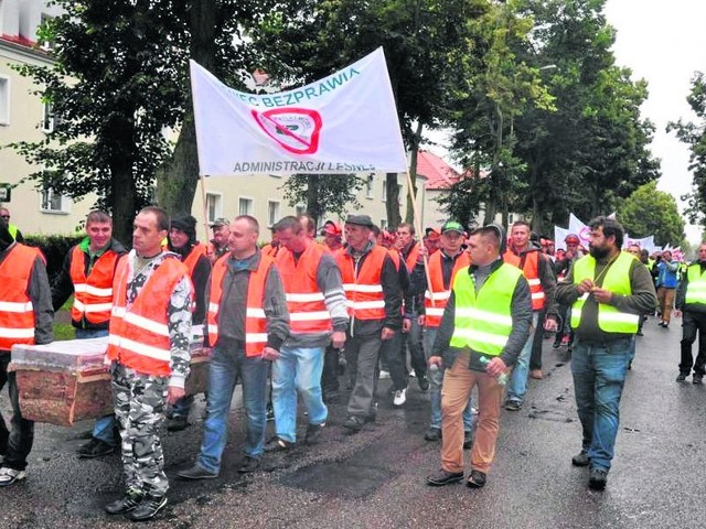 Leśnicy już na spokojnie. Do rozmów usiedli szefowie z RDLP oraz prywatni przedsiębiorcy W lipcu pracownicy prywatnych firm leśnych zorganizowali w Szczecinku protest. Domagali się m. in. wyższych stawekza tzw. roboczogodziny, chcieli zmian warunków zlecania robót leśnych 