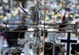 Pijany 45-latek zniszczył bramę cmentarza przy ul. Lipowej
