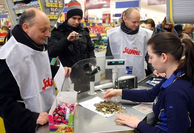 Każdy z protestujących kupował kilka batoników i płacił za nie groszówkami.