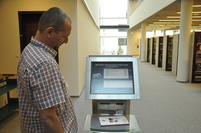 Uniwersytet Medyczny ma nowoczesną bibliotekę. Starą bierze Kościół