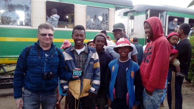 Sylwester Wojdyła przesyła serdeczne pozdrowienia z podróży Fianarantsoa Manakara, czyli jedynej czynnej dla ruchu pasażerskiego linii kolejowej na Madagaskarze!
