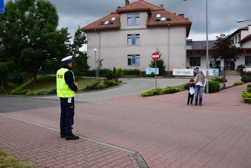 Bezpieczna droga do szkoły - policjanci z powiatu krakowskiego czuwają nad dziećmi