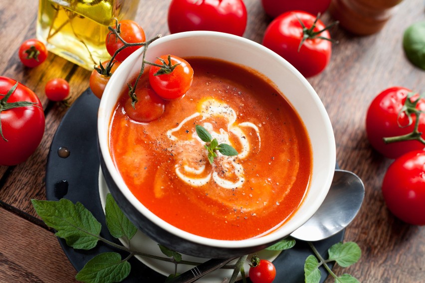 Pyszna, kremowa zupa z sezonowych pomidorów z delikatnym...