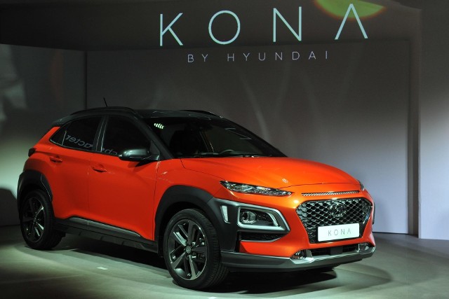 Hyundai KonaHyundai wybrał Mediolan na statyczną prezentację dla europejskich dziennikarzy swojego najnowszego modelu Kona. Światowa stolica mody była nieprzypadkowo miejscem pierwszego pokazu tego samochodu, gdyż styl to jeden z najważniejszych jego atutów. Wśród osób towarzyszących pokazowi aż roiło się od blogerów modowych, którzy już podczas tego wieczoru nie kryli zachwytów tym, jak wygląda ten samochód.fot. Hyundai