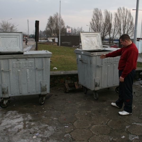 - Z tymi krzakami trzeba coś zrobić, bo szczury w tym siedzą. Latem koło śmietnika widziałem je kilka razy w tygodniu - mówi Artur Osuch, właściciel sklepu na osiedlu Świętokrzyskim. Obok: ścięte gałęzie i drewno (lęgowisko szczurów).