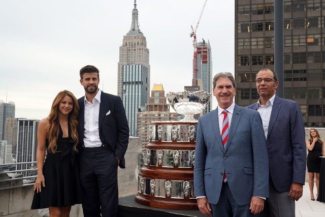 Shakira, prezes Kosmos Global Holding SL, Gerard Pique, hiszpański konsul rozwoju turystyki, Jose Manuel de Juan i prezes ITF, David Haggerty z trofeami Pucharu Davisa 5 września 2019 w Nowym Jorku