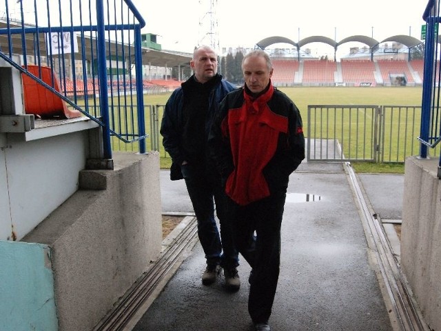 Trenerzy Marek Pastuszka (z prawej) i Tomasz Dymanowski dowiedzieli się, że treningi KSZO zostają zawieszone do odwołania.