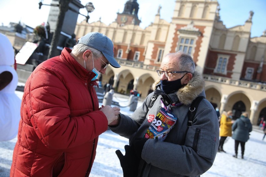 Kraków. WOŚP na Rynku Głównym. Senator Jerzy Fedorowicz z...