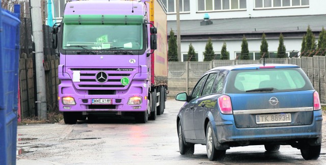 Kielczanie narzekają na ulicę Długa, która jest za wąska, by równocześnie zmieściły się na niej dwa auta.