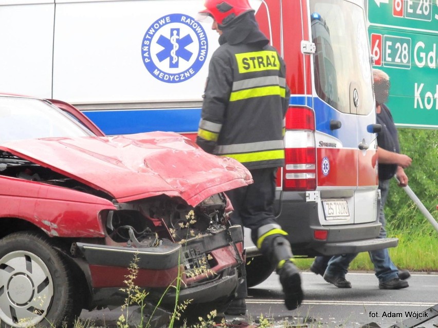 Czołowe zderzenie koło Karlina. 5 osób rannych [zdjęcia]