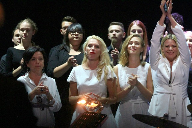 Uczestniczki Wielkiego Czytania Kobiet - na pierwszym planie od lewej: Joanna Kos-Krauze, Katarzyna Bonda, Zofia Wichłacz, Maria Sadowska, a także chór Vivid Singers