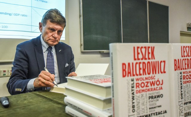 Leszek Balcerowicz wystąpił w Bydgoszczy z prelekcją "W jakim kierunku zmierza Polska" i promował swoją książkę pt. "Wolność, rozwój, demokracja"