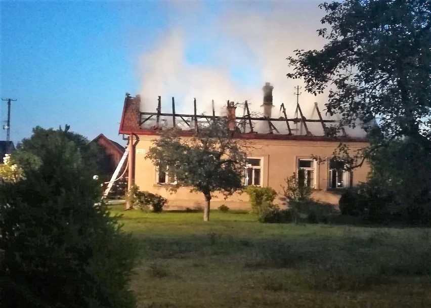 Wola Rzędzińska. Strażacy uratowali kobietę z płonącego domu 