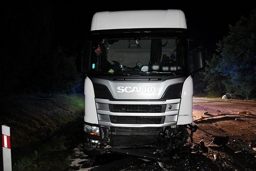 Powiat bialski: Młody kierowca audi uderzył w ciężarówkę. Miał prawie 2 promile alkoholu 