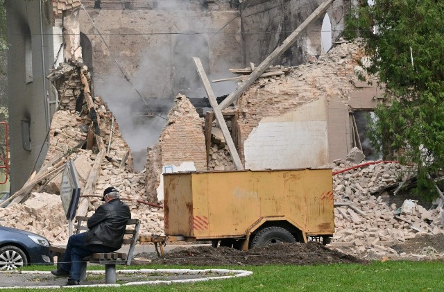 Irański personel ma pomagać Rosjanom w obsłudze dronów Shahed-136. Na zdjęciu budynek cywilny w Białej Cerki, zniszczony przez irańskiego drona.