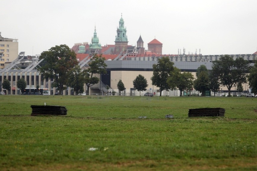 Planują umieszczenie krzyża z podziemną zakrystią na Błoniach [ZDJĘCIA]