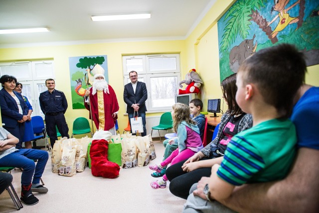 Mikołaj z prezentami przyszedł do najmłodszych pacjentów Radomskiego Szpitala Specjalistycznego przy ulicy Tochtermana.