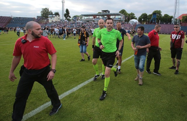 Kibice wystraszyli sędziów, którzy szybko opuścili boisko po meczu Pogoń - Legia.