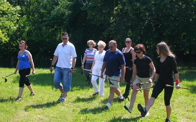 Rozgrzewkę instruktorka fitness Karolina Omańska z klubu Expert Fitness przeprowadziła na zewnątrz, w promieniach słońca.