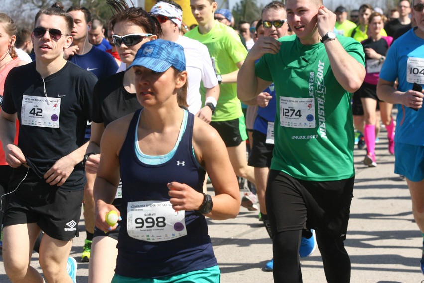 Biegli w niedzielę nad Zalewem Zemborzyckiem. To ostatni bieg z cyklu "Cztery Dychy do Maratonu" [DUŻO ZDJĘĆ]