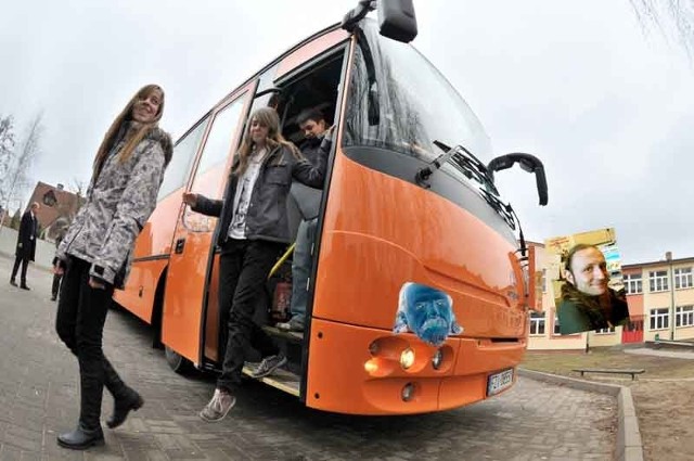 Nowy autobus jest dumą gimnazjalistów. Takim "cackiem&#8221; jeździ się o wiele przyjemniej, niż starym, wysłużonym gratem - uważają Małgosia Zubaszewska, Ela Witosławska i Maksymilian Brzezinki..