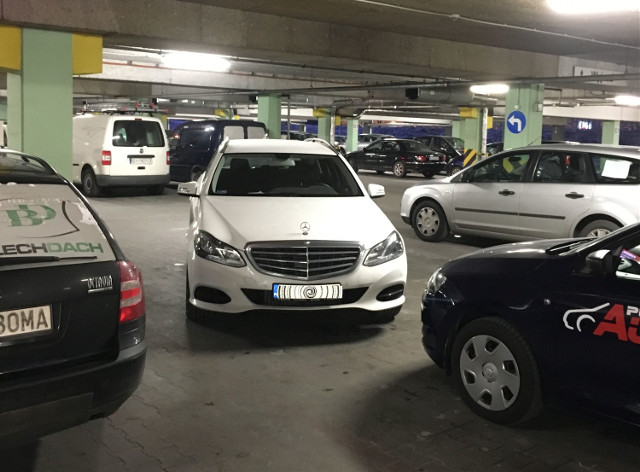 Galeria Zielone Wzgórze. Mercedes parkuje po skosie