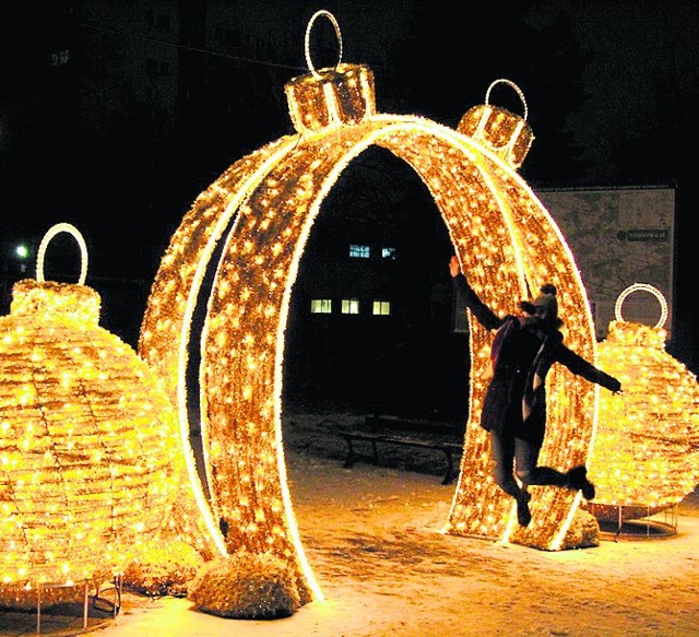 Świąteczne iluminacje w Dąbrowie Górniczej włączono w niedzielę 4 grudnia. Centrum miasta udekorowano za 91 tysięcy złotych