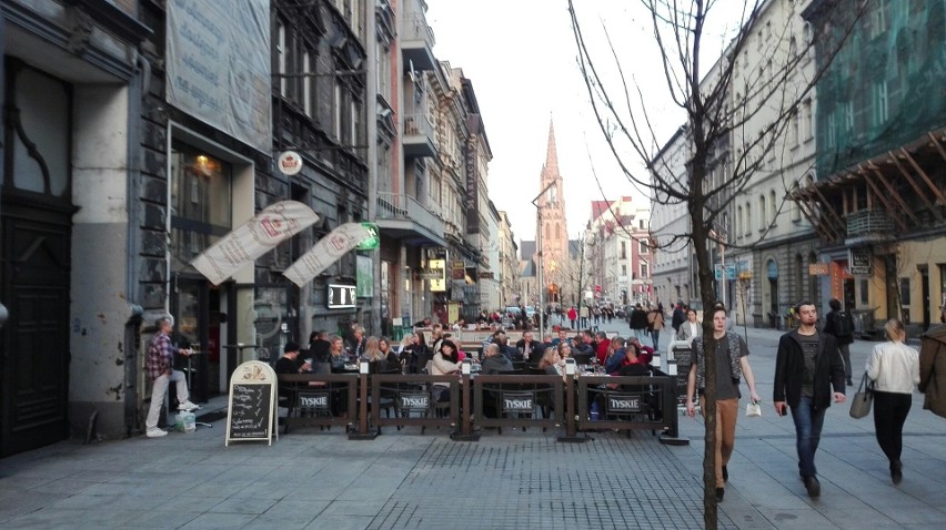 Ogródki piwne w Katowicach już pełne klientów. Ciepłe dni...