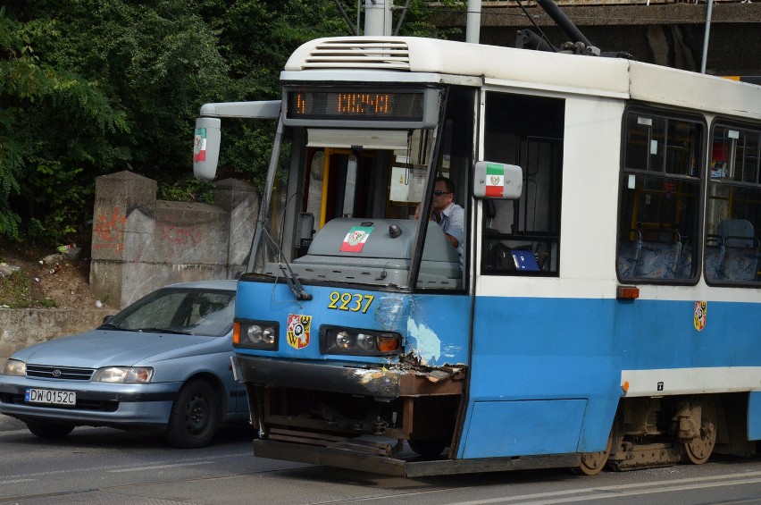 Wypadek tramwajowy przy Dworcu Nadodrze. Zderzyły się dwa wozy MPK