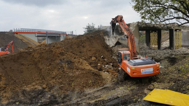 Stary wiadukt na ul. Marka Prawego w Strzelcach Opolskich został rozebrany. Zastąpi go nowy obiekt, który stanął tuż obok.