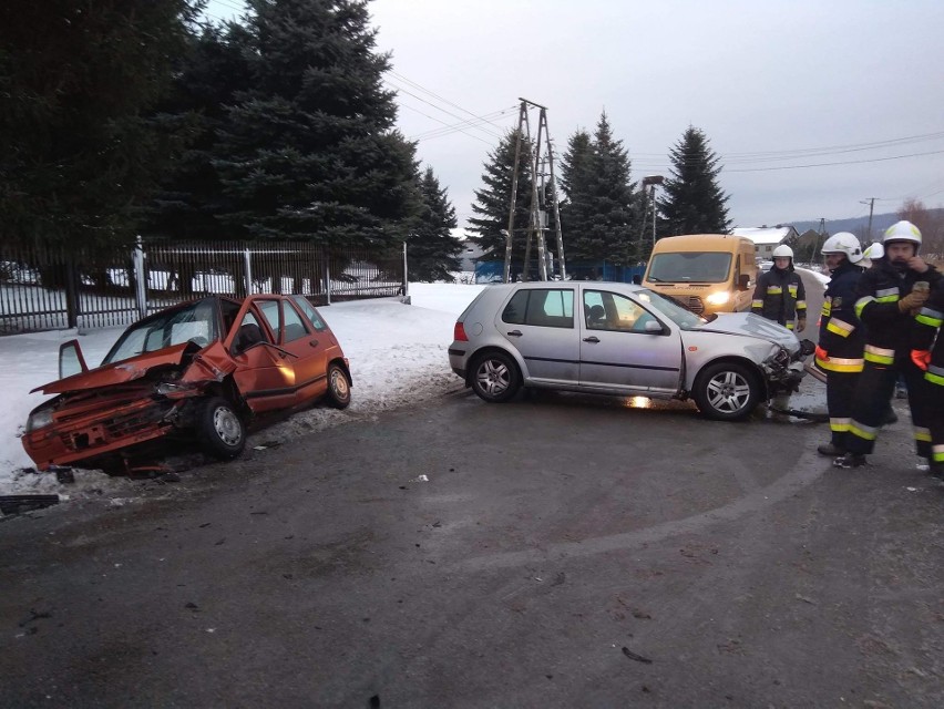 Wypadek w Nieznanowicach. Dwie osoby w szpitalu