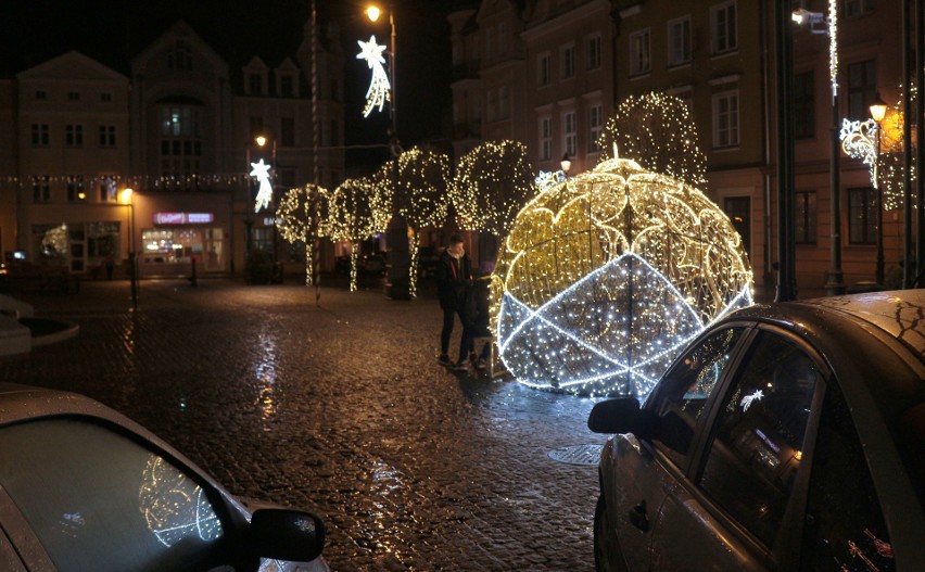 Piękne ozdoby świąteczne zostały zamontowane na starówce w...