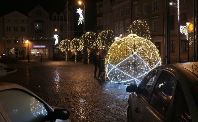 Piękne ozdoby świąteczne zostały zamontowane na starówce w Grudziądzu i wokół niej.  Mieszkańcy i goście chętnie robią sobie na ich tle pamiątkowe zdjęcia.  Ile zapłaciliśmy za te błyskotki?