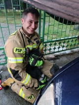 Strażacy z Żor uratowali uwięzionego psa. Konieczne było rozebranie za zawieszenia samochodu