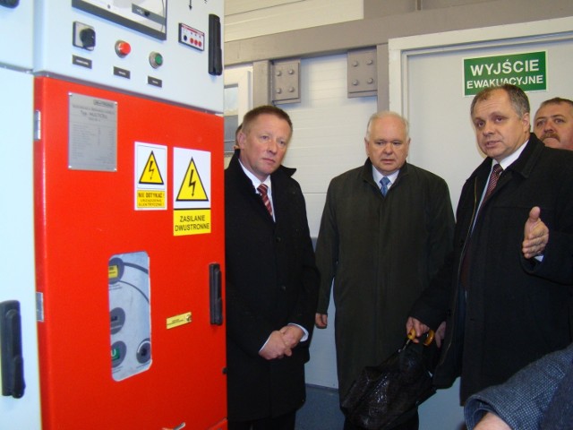 KWK "Brzeszcze" pochwaliła się wczoraj nową stacją odmetanowania.Dyrektor Janusz Adamowicz (pierwszy z lewej) i Henryk Stabla, prezes Carboautomatyki (obok) demonstrują urządzenia gościom