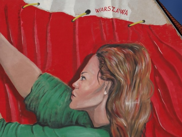 Kobieta zszywa, czy też rozpruwa polską flagę? - to pytanie nurtuje poznaniaków. Dyskusja dotyczy muralu przy Nowowiejskiego. Zainteresowani mogą sami zapytać o to autora dzieła – Mauro Palotto "Maupala". Przejdź do kolejnego zdjęcia --->
