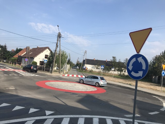 Tzw. małe ronda są popularne zwłaszcza na Zachodzie. Niewielkim kosztem można znacznie poprawić bezpieczeństwo. Zobaczcie, jak budowano rondo w Komprachcicach.