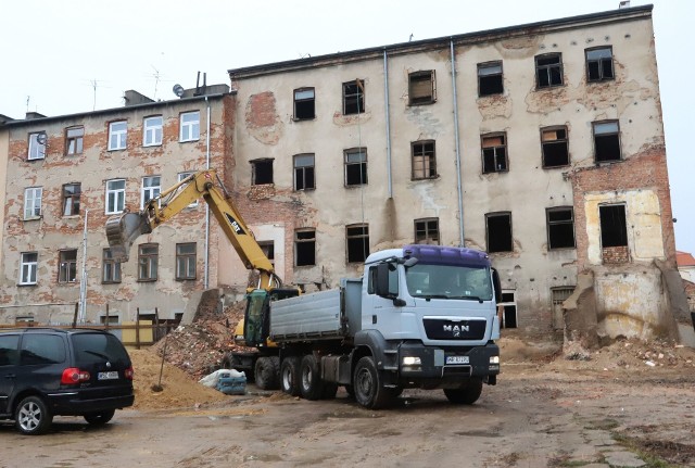 Wykonawca rozpoczął już wykopy pod wzmocnienie fundamentów kamienicy przy uli Wałowej 21.