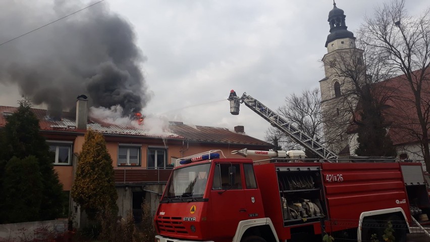 Pożar domu wielorodzinnego w Bierawie. Strażacy ratowali zwierzęta domowe [ZDJĘCIA]