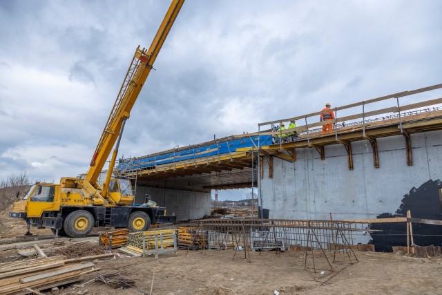 Na wszystkich radomskich odcinkach trasy numer 8 trwają obecnie prace budowlane. Przy wiadukcie na ulicy Gołębiowskiej zdemontowana została stara betonowa konstrukcja.
