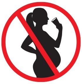 Aż 10 procent kobiet deklaruje, że wypicie kieliszka wina w ciąży to nic zdrożnego