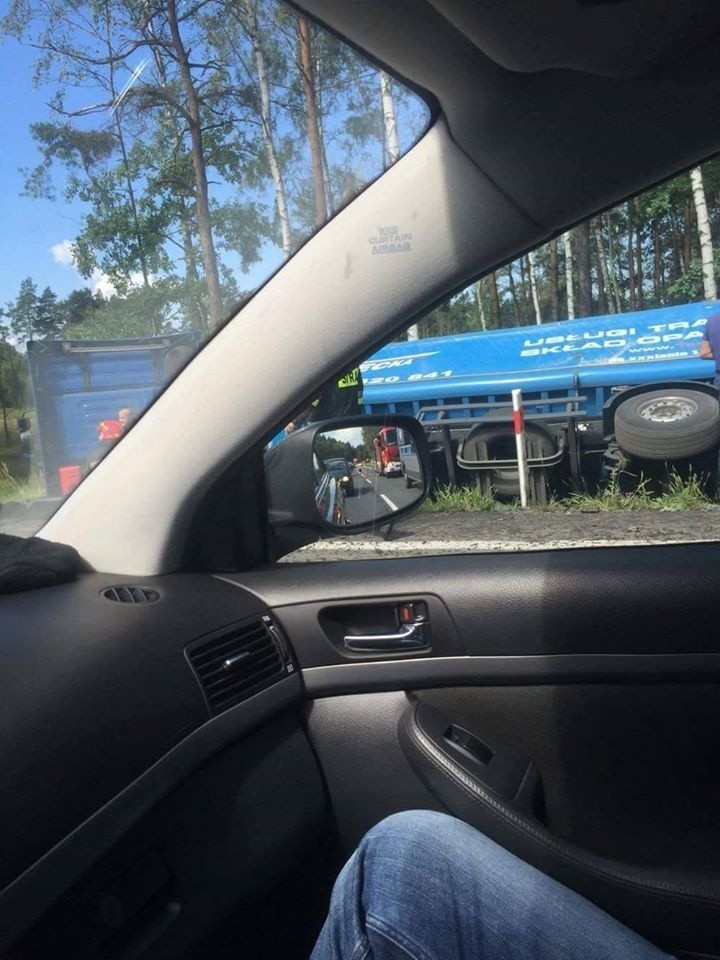 Wypadek w Kobiórze na DK1. Samochód ciężarowy w rowie