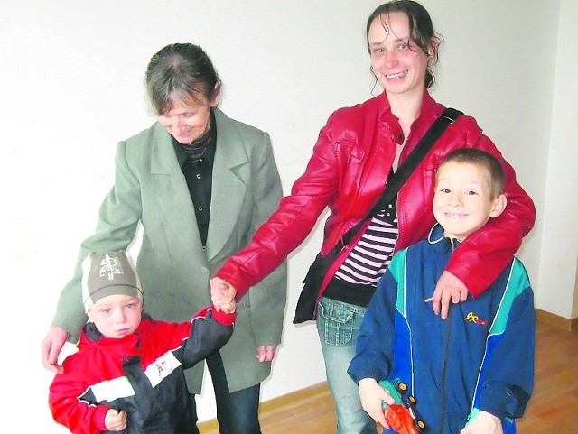 - Jestem wdzięczna wszystkim, którzy mi pomagają - mówi Anna Bystroń. Na zdjęciu z Aleksem i Marcelem oraz ze swoją matką Ireną