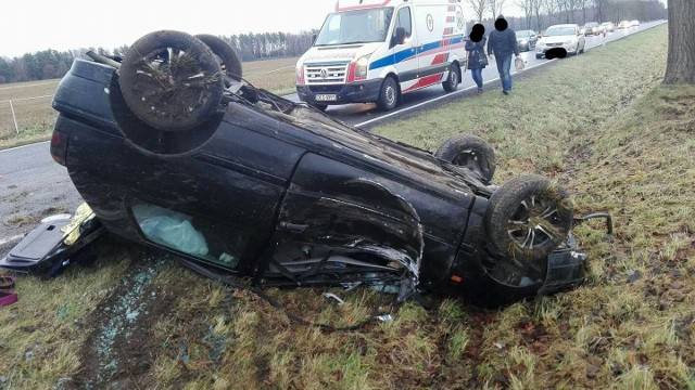 Wypadek miał miejsce około g. 13:30 w okolicach miejscowości Kłanino na drodze krajowej nr 11 między Koszalinem a Bobolicami. Jak usłyszeliśmy od koszalińskich policjantów, 18-latek jadący volkswagenem golfem stracił panowanie nad autem, zjechał z trasy i dachował. Został ranny.Pogotowie ratunkowe przetransportowało go do szpitala. Najprawdopodobniej obrażenia nie są poważne, poszkodowany był przytomny.Na trasie są utrudnienia. Wprowadzono ruch wahadłowy, który może potrwać około trzech godzin, do godz. 16:30.  