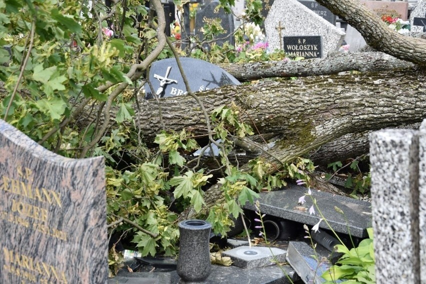 Silny wiatr zniszczył cmentarz w Starej Kiszewie. Wichura spowodowała liczne straty. Zobacz zdjęcia