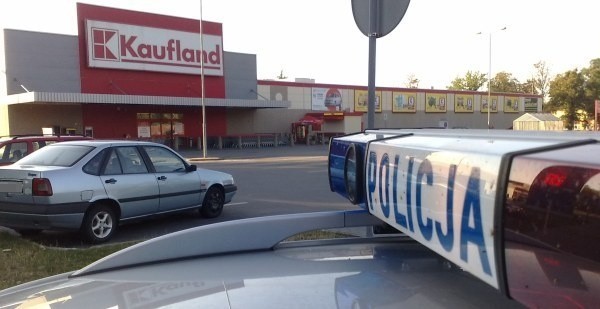 Policja szuka bomby w marketach Kaufland na Opolszczyźnie. Ewakuowano personel i klientów