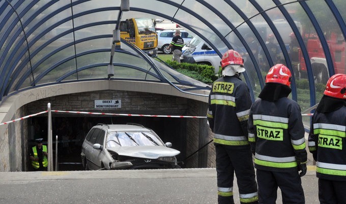 Uwaga! Auto wpadło w przejście podziemne na rondzie Jagiellonów [ZDJĘCIA, WIDEO]