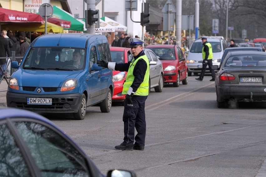 Jak dojechać na cmentarze we Wrocławiu? Zmiany [MAPY, PARKINGI, TRASY MPK]